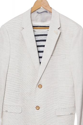 Style no.16473 - These men's cream blazer is a fantastic classic option for any formal occasion. It is tailor made in a fine wool and tweed and cut to a slim fit, featuring single breasted button closure and notch lapels. 