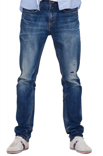 These men's dark blue denim jeans are tailor made in a fine denim and cut to a slim fit, featuring extended belt loops and levi style pockets. It is sure to become one of your wardrobe staples!