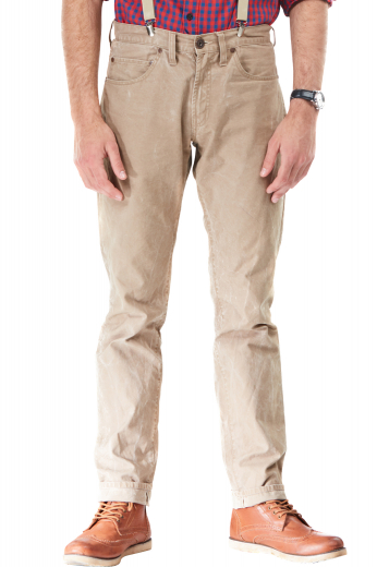 This men's tan trouser is tailor made in a fine wool blend and cut to a slim fit, featuring slash pockets and a flat front pleat. It is a fashionable option for your everyday wardrobe!