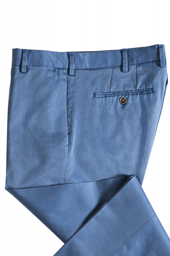This men's blue trouser is tailor made in a fine wool blend and cut to a slim fit, featuring slash pockets and a flat front pleat. It is a fashionable option for your everyday wardrobe!