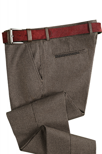 Style no.16580 - This men's brown houndstooth pant is tailor made in a fine wool blend and cut to a slim fit, featuring slash pockets, extended belt loops, and a flat front pleat. They are perfect for any formal wear, from the office to special occasions.
