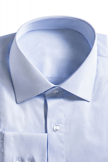 This men's slim cut blue shirt is made to measure in a fine linen blend and features an European collar and rounded barrel cuffs. This men's shirt is a great buy and will be a wonderful addition to your formal wear.