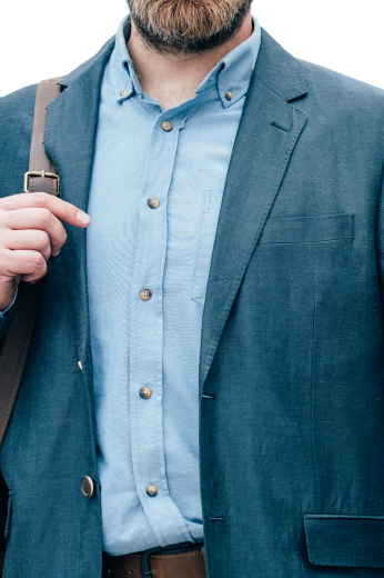 This men's blue button up is custom made in a fine blend and cut to a loose fit, featuring rounded barrel cuffs and a box pleated back, perfect for all formal occasions.