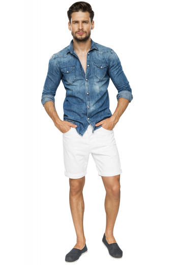 These white shorts are tailor made in a fine wool blend and cut to a slim fit, featuring slash pockets and extended belt loops, perfect for casual wear. 