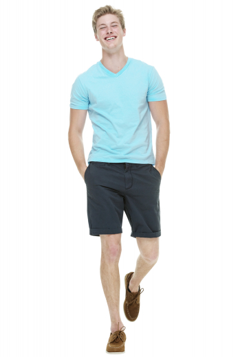 These black shorts are tailor made in a fine wool blend and cut to a slim fit, featuring slash pockets and extended belt loops. It is a great for casual outings.