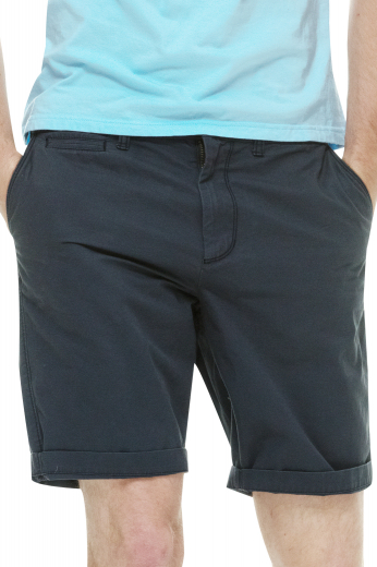Style no.16704 - These black shorts are tailor made in a fine wool blend and cut to a slim fit, featuring slash pockets and extended belt loops. It is a great for casual outings.