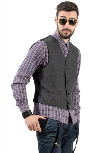 This slim cut vest is tailor made in a fine wool blend, featuring a single breasted, eight button closure, perfect for all occasions.