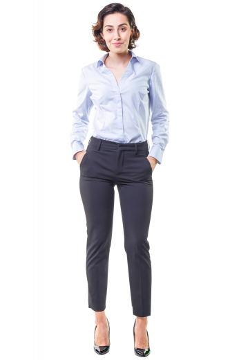 This women's pant suit features front pockets and a standard button closure. It is made to measure in a wool blend, perfect for all occasions. 