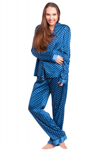 This women's slim cut patterned blouse features matching buttons and an elastic waistband. It is perfectly custom made to a loose fit, best paired with pajama pants. 