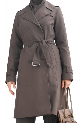 This custom made knee length coat is perfect for formal dinners. Mirroring the classic trench coat but adding an extra layer of sophistication, this made to measure coat features a three-button closure in a double breasted style, along with an attached belt and buttoned epaulettes on each cuff. 