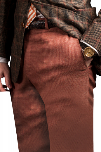 This men's silky reddish brown tooth plaid trouser is tailor made in a fine wool blend and cut to a slim fit, featuring slash pockets, extended belt loops and a flat front pleat. It is a fantastic retro inspired option for your formal occasions!