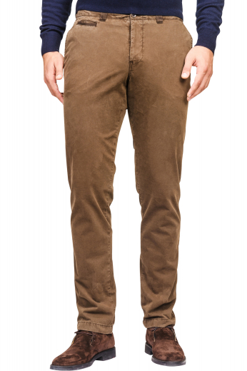 This men's custom made bright brown trouser is tailor made in a fine wool blend and cut to a slim fit, featuring slash pockets, extended belt loops and a flat front pleat. It is a sleek option for your everyday wardrobe!