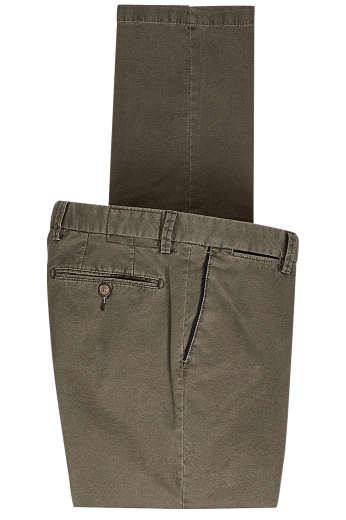 This men's custom made brown trouser is tailor made in a fine wool blend and cut to a slim fit, featuring slash pockets, extended belt loops and a flat front pleat. It is a sleek option for your everyday wardrobe!